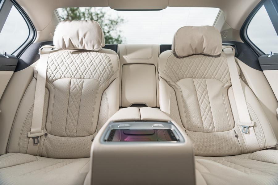 Интерьер BMW 740Le xDrive M Sport 2016 года  (UK) (фото 5 из 14)